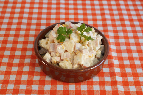 Ensalada tropical con palitos de cangrejo y piña