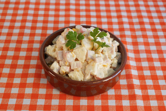 Ensalada tropical con palitos de cangrejo y piña